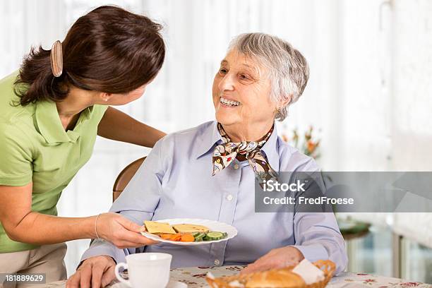 노인 여성 및 간병인님께 2명에 대한 스톡 사진 및 기타 이미지 - 2명, 80-89세, 가정간병인