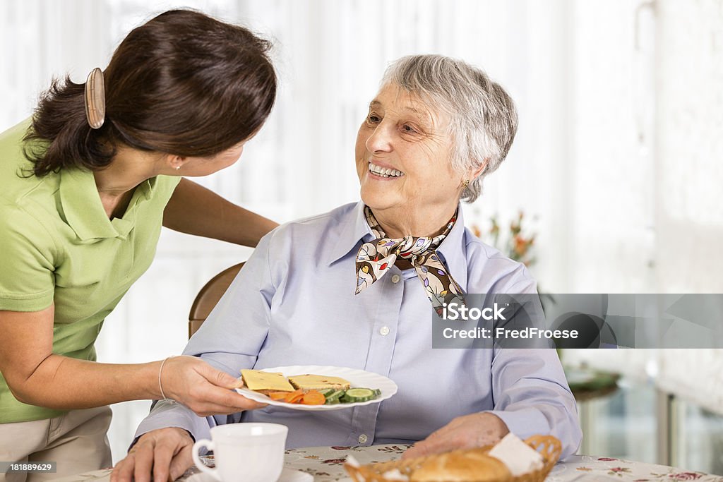 Пожилая женщина и лицо, осуществляющее уход - Стоковые фото 80-89 лет роялти-фри
