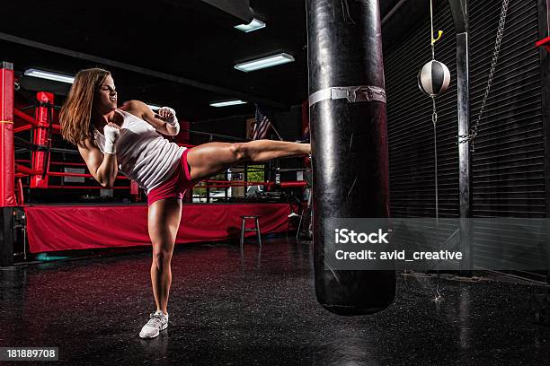 Fitness Menina Kickboxing De Formação - Fotografias de stock e mais imagens de Boxe - Desporto - Boxe - Desporto, Clube de Saúde, Ginásio