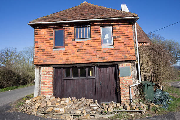 Oast House in Chiddingstone, England An oast house or hop kiln in Chiddingstone. These buildings are designed for drying or kilning hops in the due course of brewing. Some oasts are converted into residential structures. oast house farmhouse village lane stock pictures, royalty-free photos & images