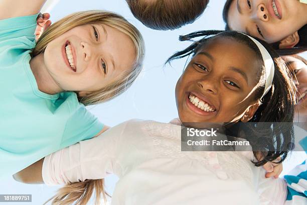 Foto de Crianças Do Lado De Fora e mais fotos de stock de 8-9 Anos - 8-9 Anos, Afro-americano, Amizade