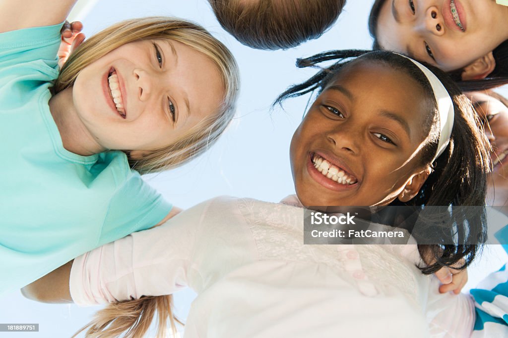 Ребенок за пределами - Стоковые фото 8-9 лет роялти-фри