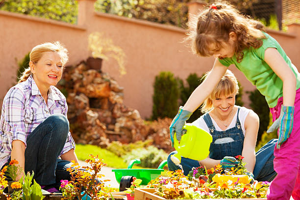 familia alegre jardinería juntos al aire libre. - family grandmother multi generation family nature fotografías e imágenes de stock