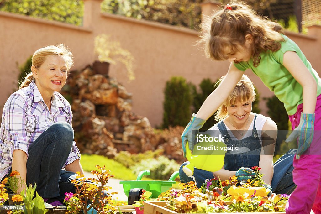 Веселый семьи в саду вместе на открытом воздухе. - Стоковые фото 25-29 лет роялти-фри