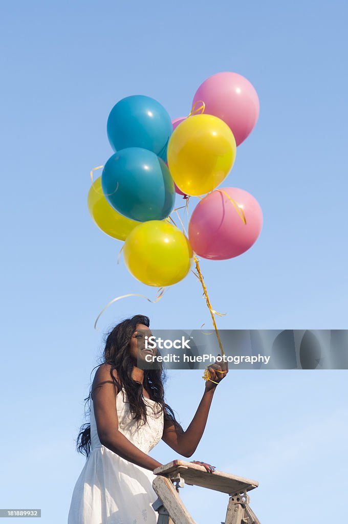 Kobieta z Balony - Zbiór zdjęć royalty-free (Afroamerykanin)