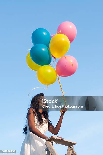 Foto de Mulher Com Balões e mais fotos de stock de Adulto - Adulto, Afro-americano, Amarelo