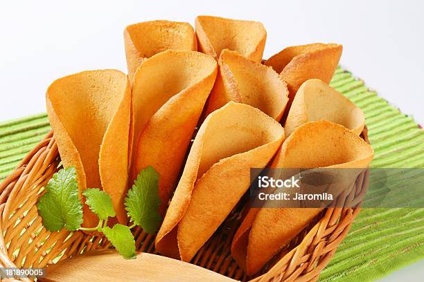 Grupo De Biscoitos De Gengibre Em Uma Cesta - Fotografias de stock e mais imagens de Biscoito de Gengibre - Bolacha - Biscoito de Gengibre - Bolacha, Bolacha, Castanho