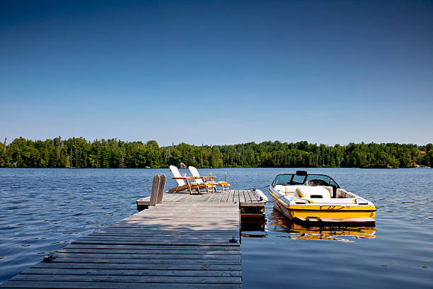 bateau du wakeboard et accueil - motorboat nautical vessel speedboat lake photos et images de collection