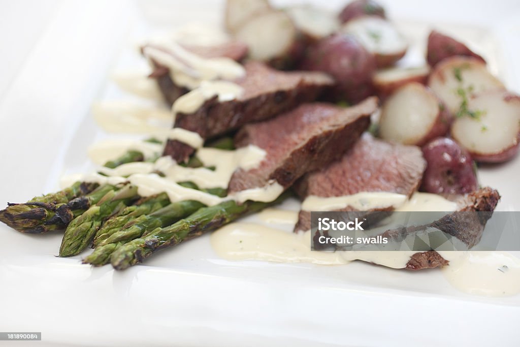 Steak und Spargel - Lizenzfrei Bechamelsoße Stock-Foto