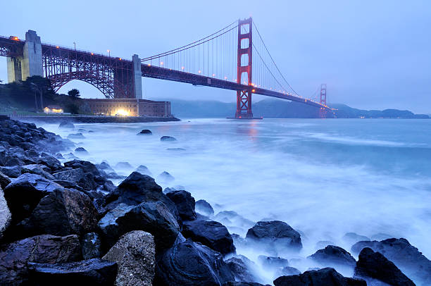 blue crepúsculo paisagem com a ponte golden gate, são francisco, eua - beach architecture golden gate bridge night - fotografias e filmes do acervo