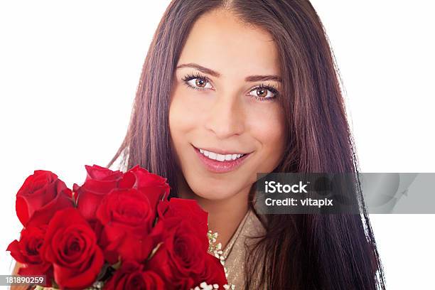 Donna Con Un Bouquet Di Rose Rosse - Fotografie stock e altre immagini di 20-24 anni - 20-24 anni, Accudire, Adulto