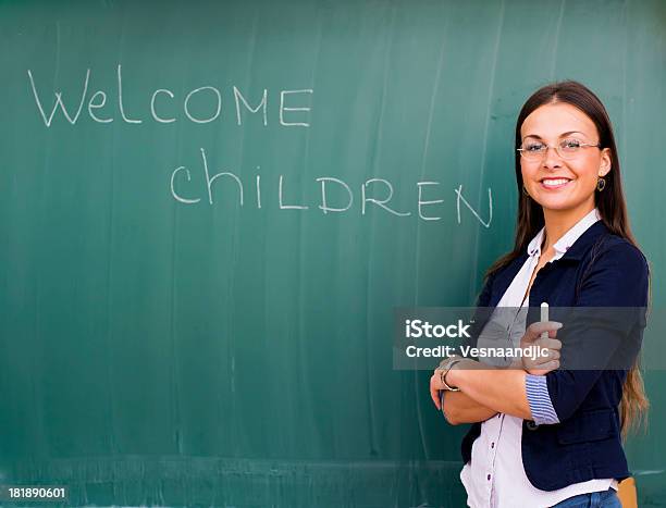 のお子様 - 黒板のストックフォトや画像を多数ご用意 - 黒板, 女性教師, 教える