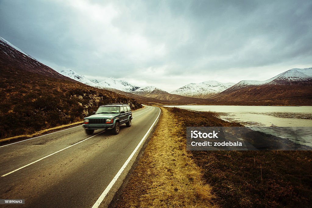 Strada in Scozia e Jeep, Isola di Skye - Foto stock royalty-free di Regno Unito