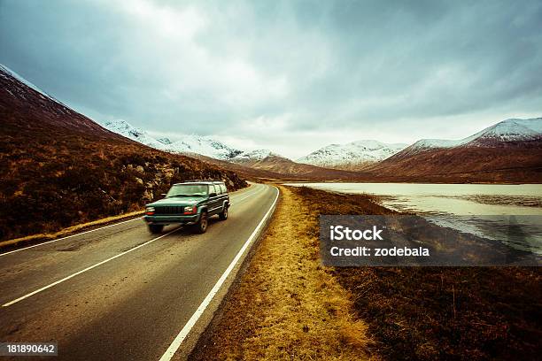 Strada In Scozia E Jeep Isola Di Skye - Fotografie stock e altre immagini di Regno Unito - Regno Unito, Viaggio in macchina, Acqua