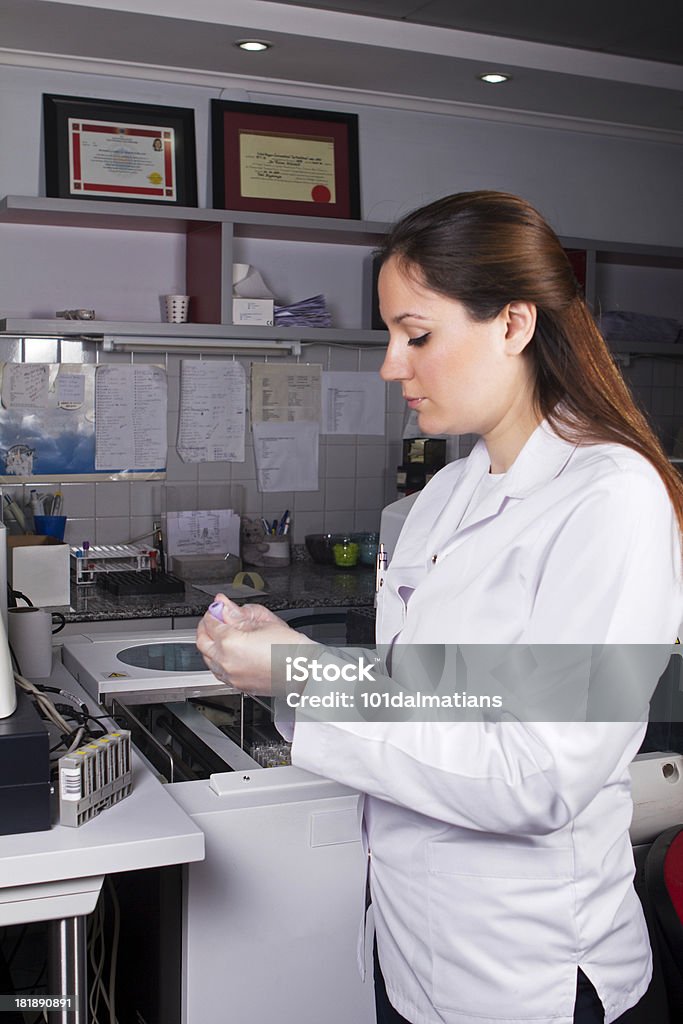 科学者が血液や尿サンプルで検査 - DNAのロイヤリティフリーストックフォト