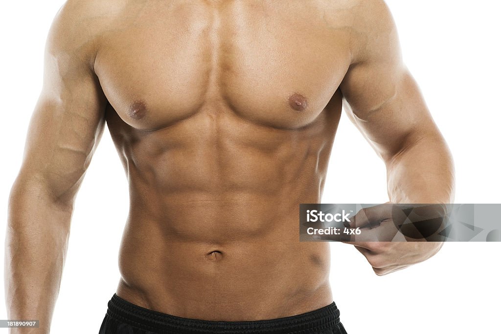 Mid section de musculaire homme pointant du doigt - Photo de Hommes libre de droits