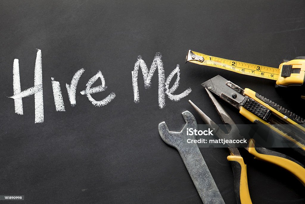 Muestra de trabajo y herramientas'hire me" escrito en pizarra. - Foto de stock de Alicates libre de derechos