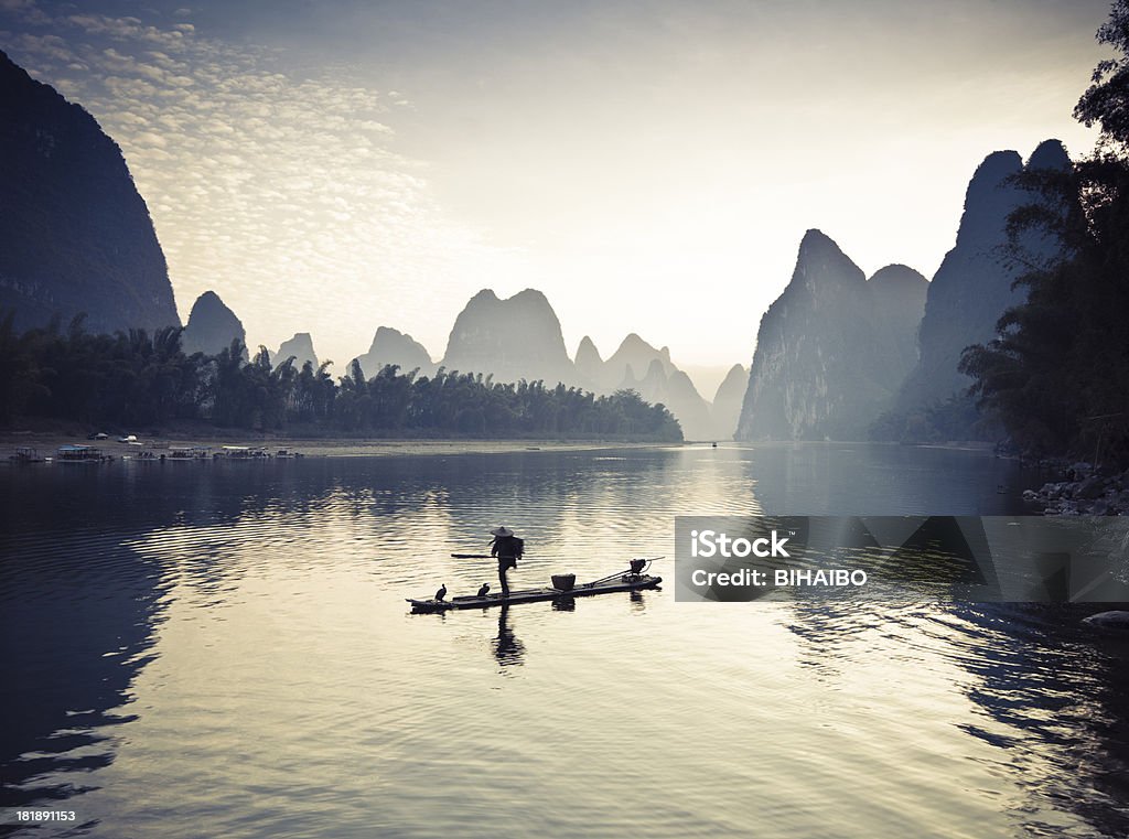 Pêcheur sur la rivière Li - Photo de Chinois libre de droits