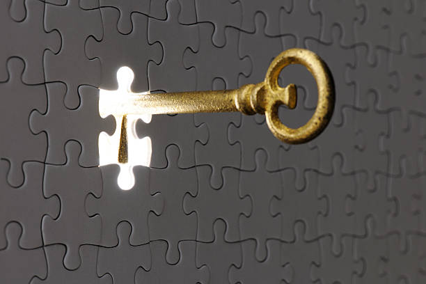 inserimento di un antico chiave universale in un vuoto jigsaw puzzle - business relationship skeleton key key puzzle foto e immagini stock