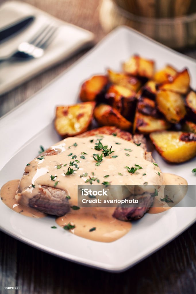 Filete de res asado con papas - Foto de stock de Bistec libre de derechos