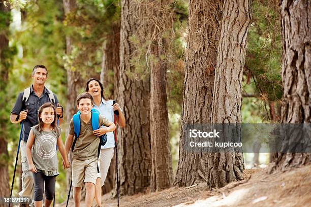 Ci Siamo Quasi - Fotografie stock e altre immagini di Escursionismo - Escursionismo, Famiglia, Famiglia giovane