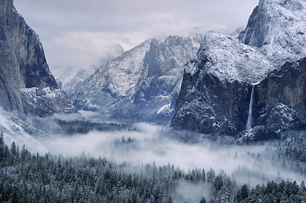 misty mañana sobre bridalveil falls en yosemity parque nacional - yosemite national park winter waterfall california fotografías e imágenes de stock