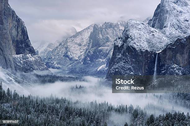 Misty Morning На Bridalveil Yosemity Водопад В Национальный Парк — стоковые фотографии и другие картинки Снег