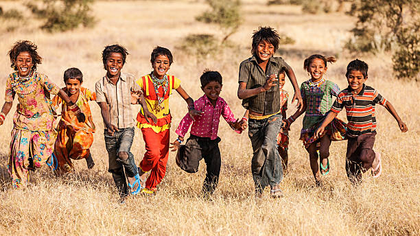 gruppe laufen glücklich indischen kinder, die wüste village, india - indian child stock-fotos und bilder