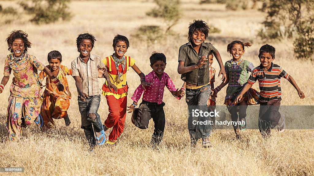 Группа happy индийских для детей, Пустыня village, Индия - Стоковые фото Бедность роялти-фри
