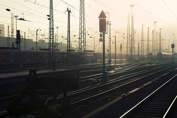 central station, la gare centrale de francfort, les rails - stoplight cross processed railroad track equipment photos et images de collection