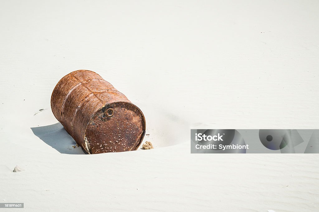 Rusty barril de petróleo en la playa - Foto de stock de Barril libre de derechos