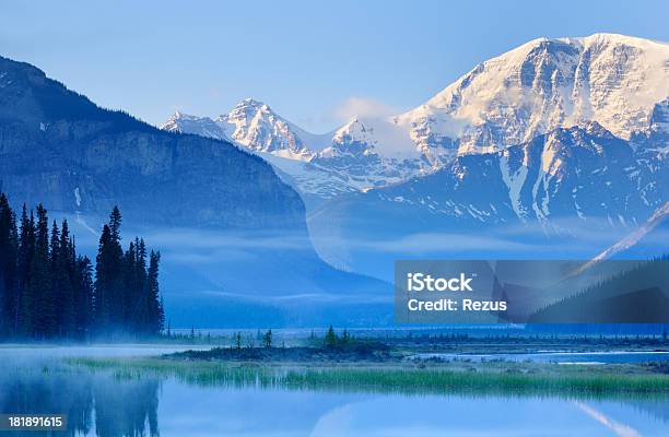 Crepúsculo Paisaje De Montaña Con Reflejo En Rokies Canadiense Foto de stock y más banco de imágenes de Canadá