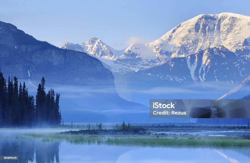 Paesaggio di montagna al crepuscolo con riflessione in Rokies canadese - Foto stock royalty-free di Canada