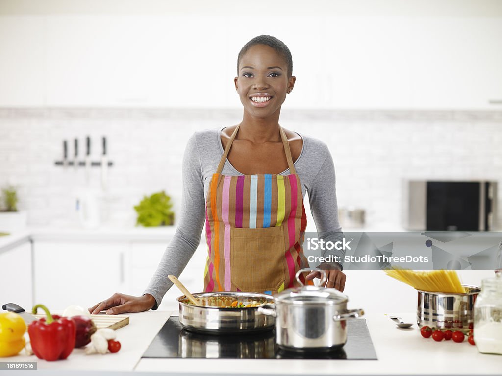 Giovane afro-americana donna preparazione pranzo delizioso - Foto stock royalty-free di Popolo di discendenza africana