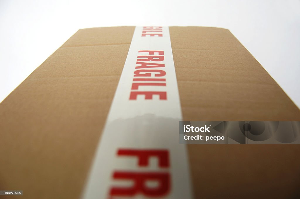 Картонная коробка с красной и белой надписью «хрупкое'упаковка лента - Стоковые фото Белый роялти-фри