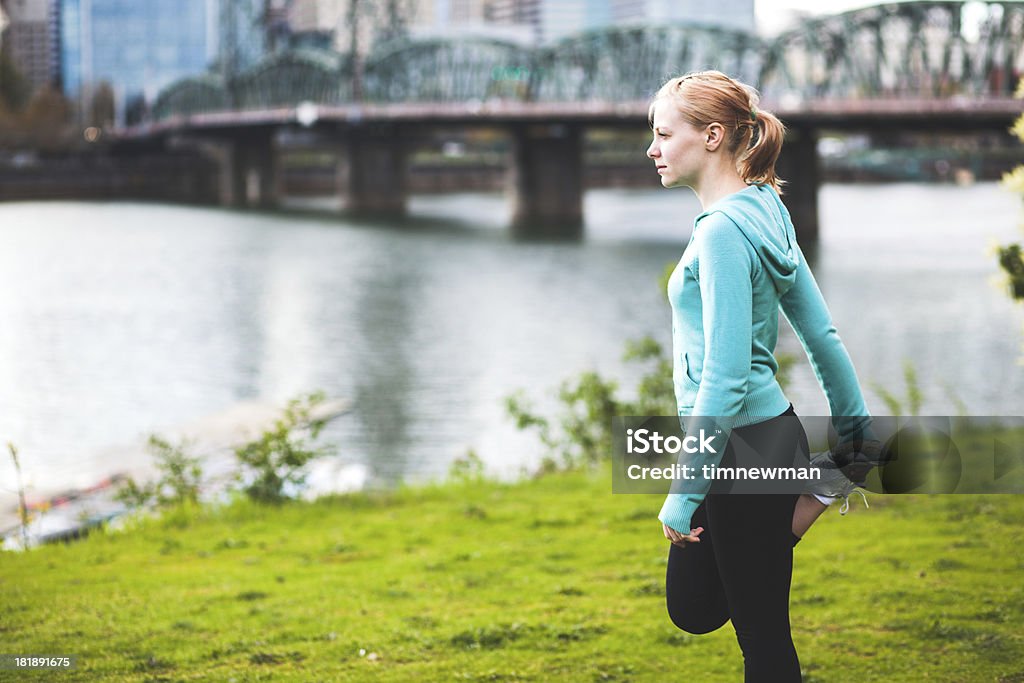 Atlética Jovem mulher a fazer alongamentos antes da execução - Royalty-free Jogging Foto de stock