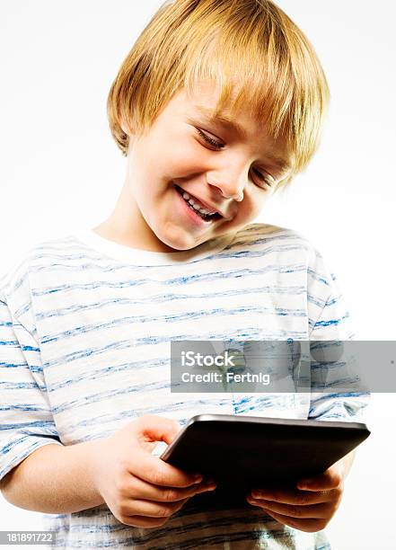 남자아이 행복함 사용하여 디지털 태블릿 교육에 대한 스톡 사진 및 기타 이미지 - 교육, 금발 머리, 남성