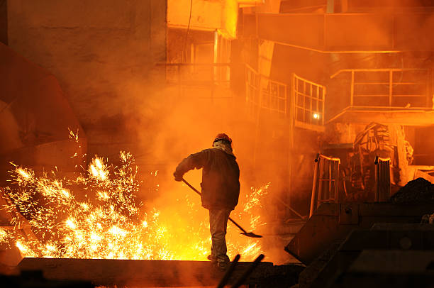 homme travaillant avec les serveurs le fer en fusion - industry metal steel mill foundry photos et images de collection