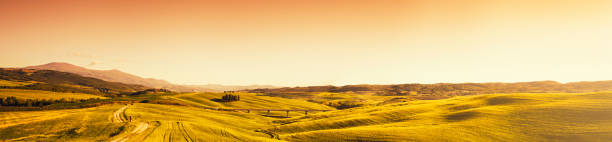 валь д'орча lanscape панорамным видом на прекрасный италия - val dorcia стоковые фото и изображения