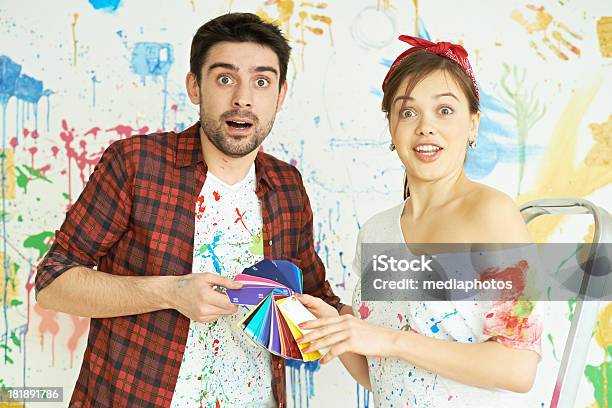 Casal Casa Decorando - Fotografias de stock e mais imagens de 20-24 Anos - 20-24 Anos, Adulto, Amizade