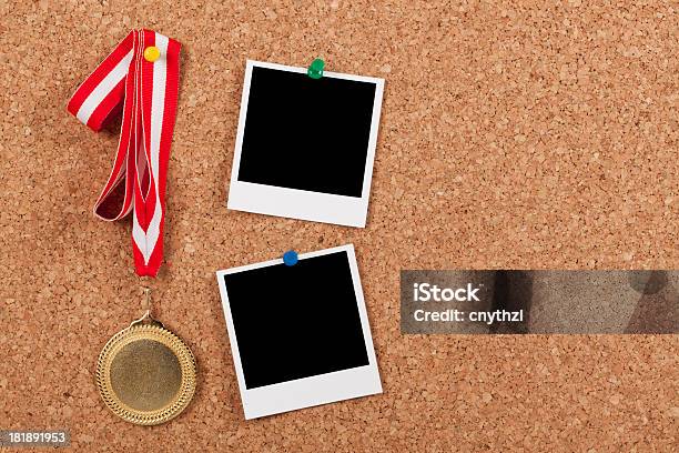 Foto de Medalha De Ouro Em Branco Com Moldura Em Corkboard Fotos Instantâneas e mais fotos de stock de Arte e Artesanato - Assunto