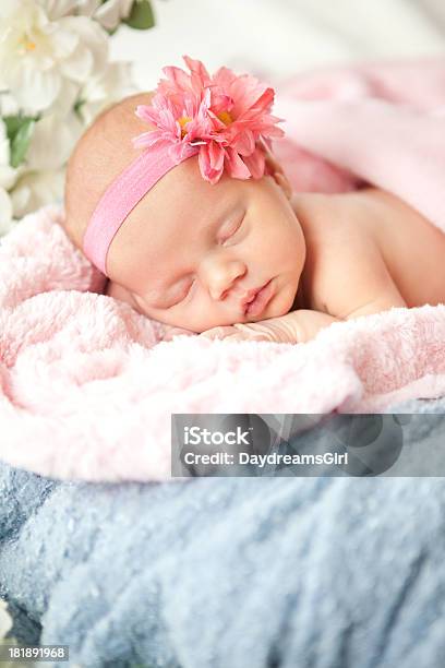 Foto de Bebê Recémnascido Dormindo Com Faixa Em Corderosa Azul E Cobertores e mais fotos de stock de Azul
