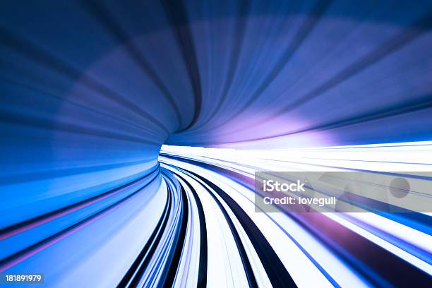 Trem Rápido Através Do Túnel - Fotografias de stock e mais imagens de Abstrato - Abstrato, Atividade, Azul