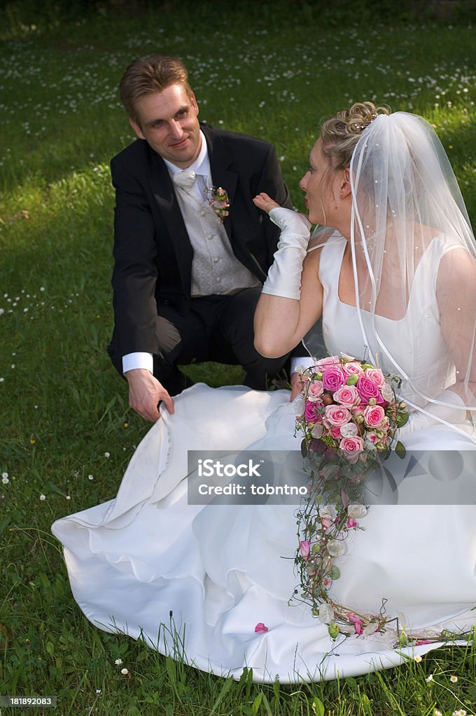 Mariage: Baiser des époux - Photo de Accroupi libre de droits