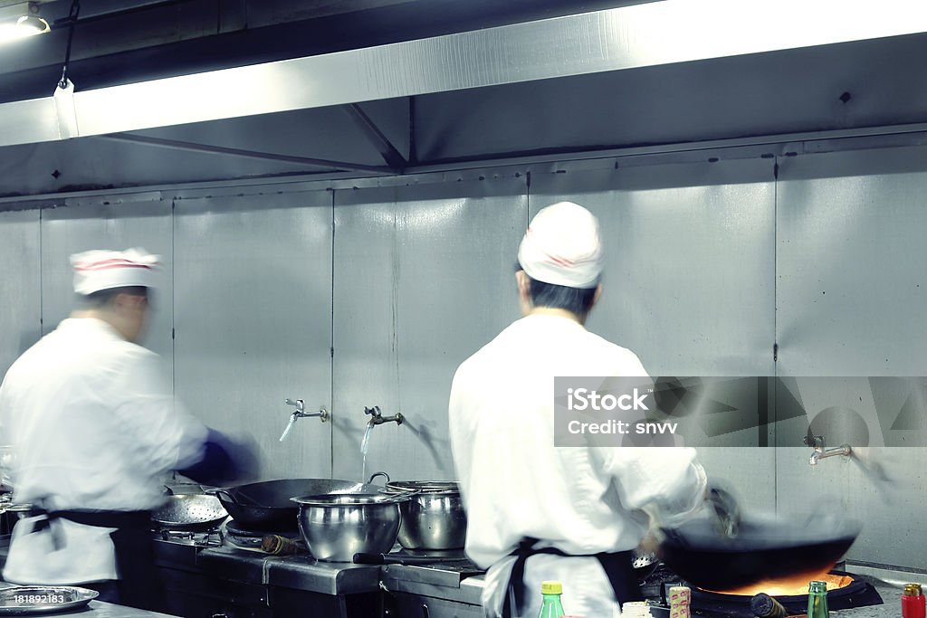 Cozinheiros de movimento de uma cozinha de Restaurante - Royalty-free Adulto Foto de stock