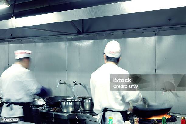 Cozinheiros De Movimento De Uma Cozinha De Restaurante - Fotografias de stock e mais imagens de Adulto