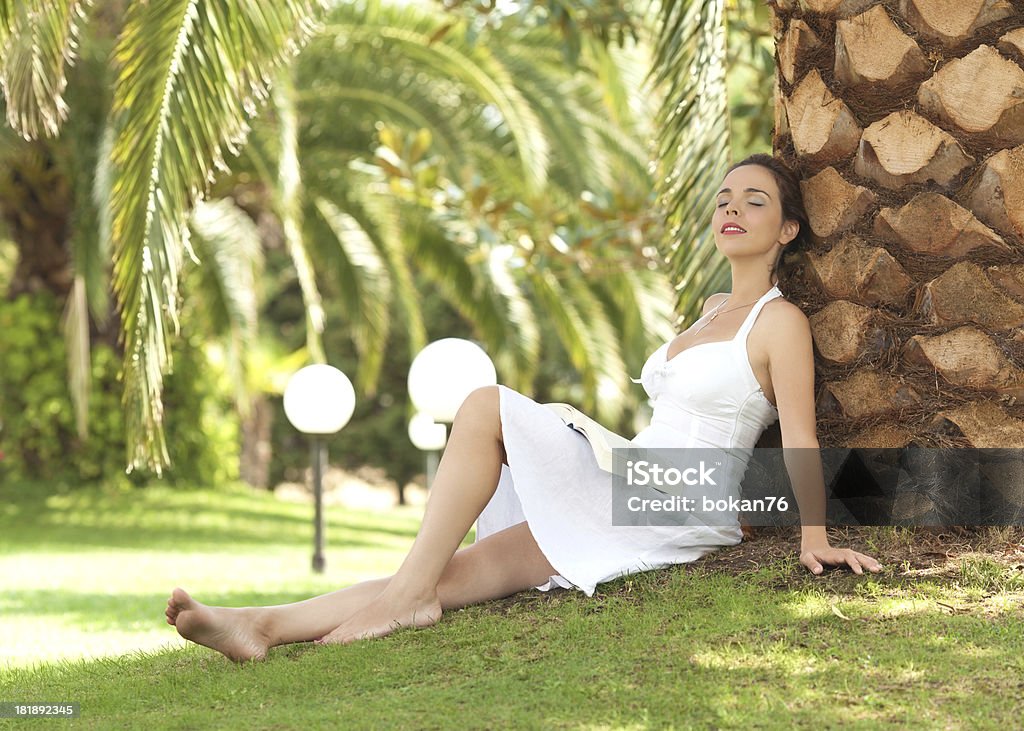 Mulher relaxante em um dia de verão - Royalty-free 30-39 Anos Foto de stock