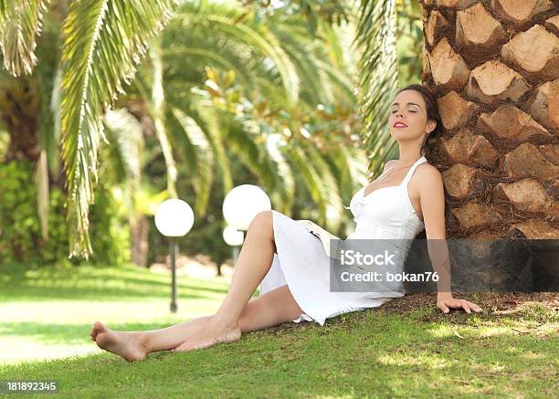 Mulher Relaxante Em Um Dia De Verão - Fotografias de stock e mais imagens de 30-39 Anos - 30-39 Anos, Adulto, Adulto de idade mediana