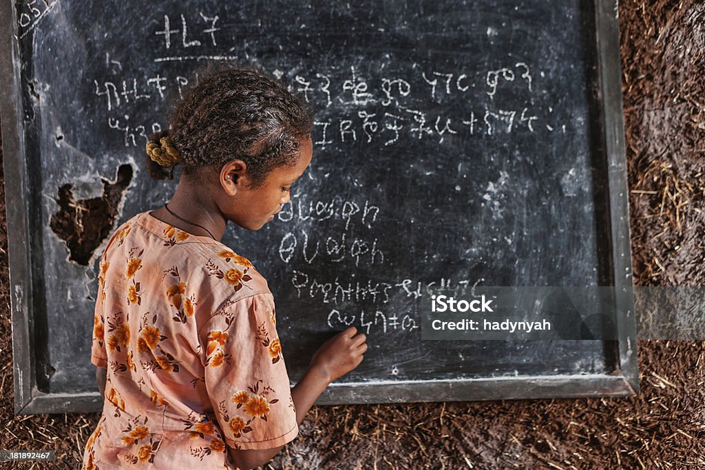 Fillette africaine Amharic apprentissage de la langue - Photo de Afrique libre de droits