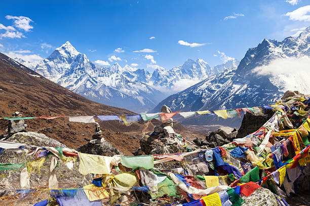 bandeiras coloridas - himalayas mountain nepal mountain range - fotografias e filmes do acervo